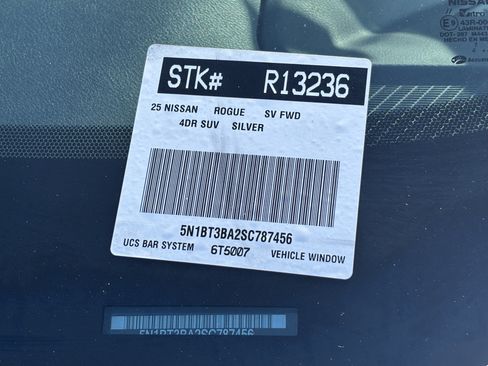 Used 2025 Nissan Rogue SV FWD image 30