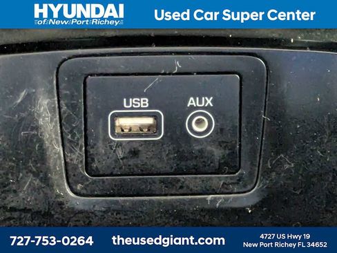 Used 2017 Hyundai Santa Fe SE FWD image 25