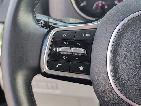 Used 2023 Kia Carnival LX image 22