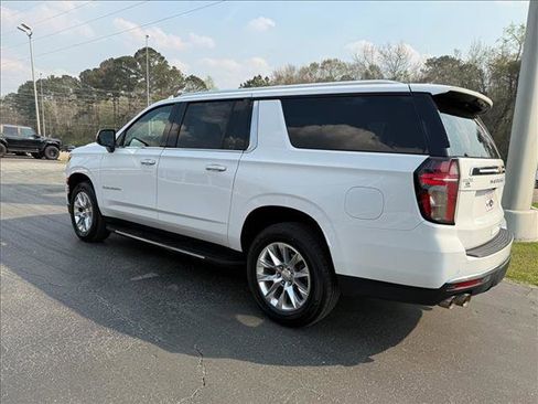 Used 2023 Chevrolet Suburban Premier image 3