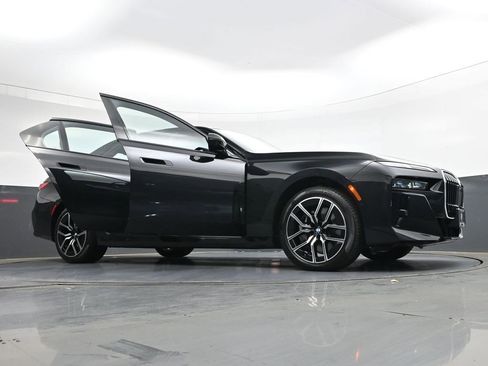 Used 2024 BMW 760i xDrive image 43