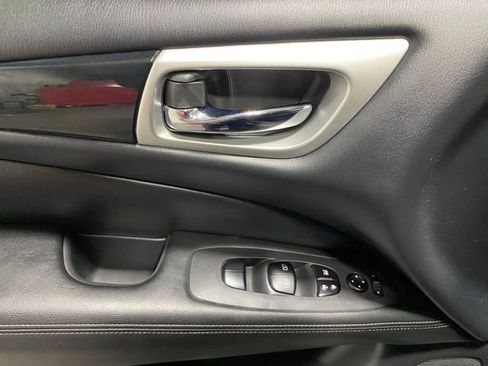 Certified 2018 Nissan Pathfinder SV image 10