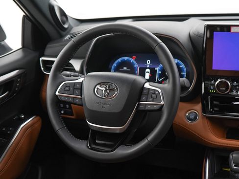 Used 2026 Toyota Highlander Platinum AWD/4WD image 15