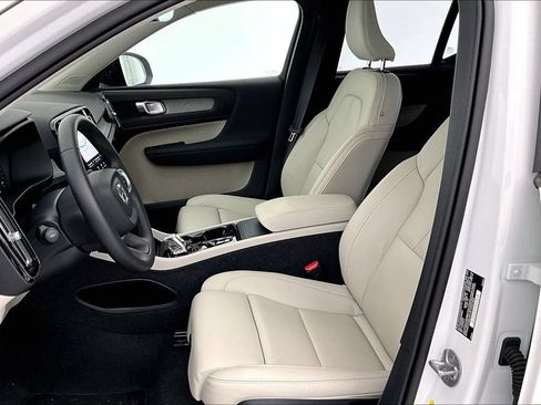 Used 2025 Volvo XC40 B5 Plus AWD/4WD image 27
