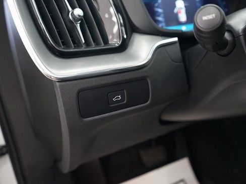 Used 2023 Volvo XC60 B5 Core image 32