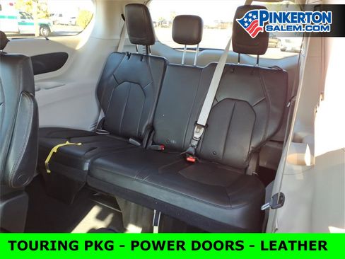 Used 2020 Chrysler Pacifica Touring-L image 13