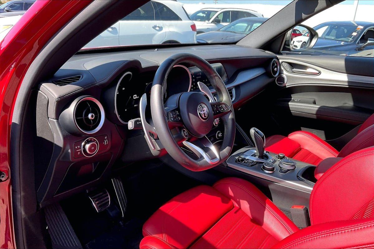 Used 2025 Alfa Romeo Stelvio Sprint AWD/4WD image 12