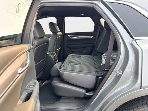 New 2026 Cadillac XT5 Luxury w/ LPO, ONYX Package FWD image 18