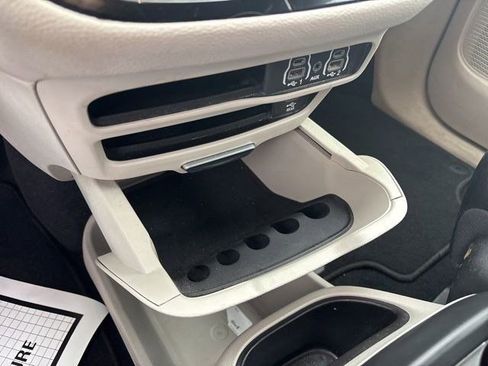 Used 2022 Chrysler Pacifica Touring-L w/ Uconnect Theater Family Group image 26