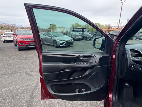 Used 2019 Dodge Grand Caravan SE image 21