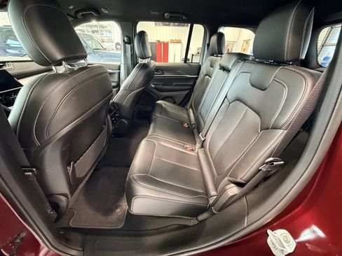 Used 2025 Jeep Grand Cherokee Limited AWD/4WD image 16