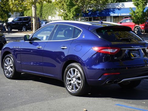 Used 2018 Maserati Levante GranLusso image 11