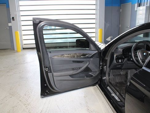 Used 2023 BMW 530i xDrive w/ Convenience Package image 7