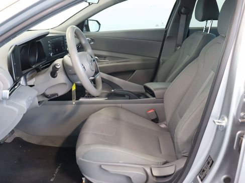Used 2022 Hyundai Elantra SE image 8