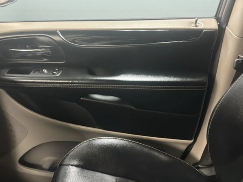 Used 2019 Dodge Grand Caravan SXT FWD image 16
