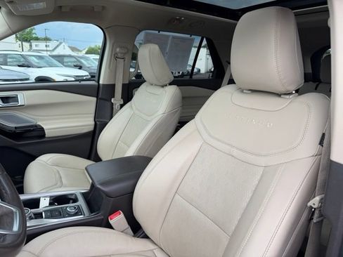 Used 2022 Ford Explorer Platinum w/ Equipment Group 601A AWD/4WD image 22