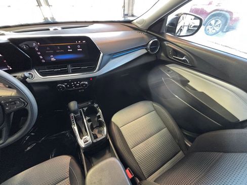 Used 2025 Chevrolet Trax LT image 34