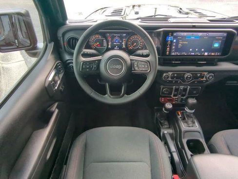 Certified 2025 Jeep Gladiator Rubicon AWD/4WD image 18