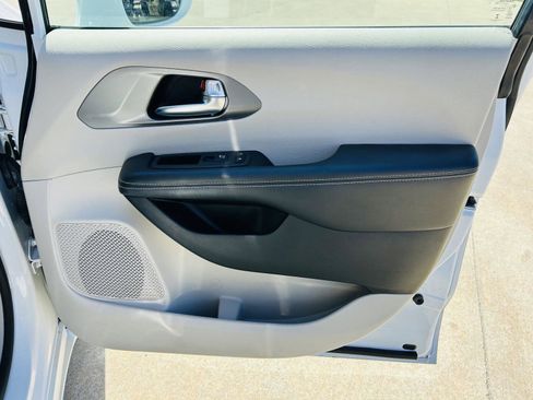 Used 2022 Chrysler Pacifica Touring-L FWD image 31