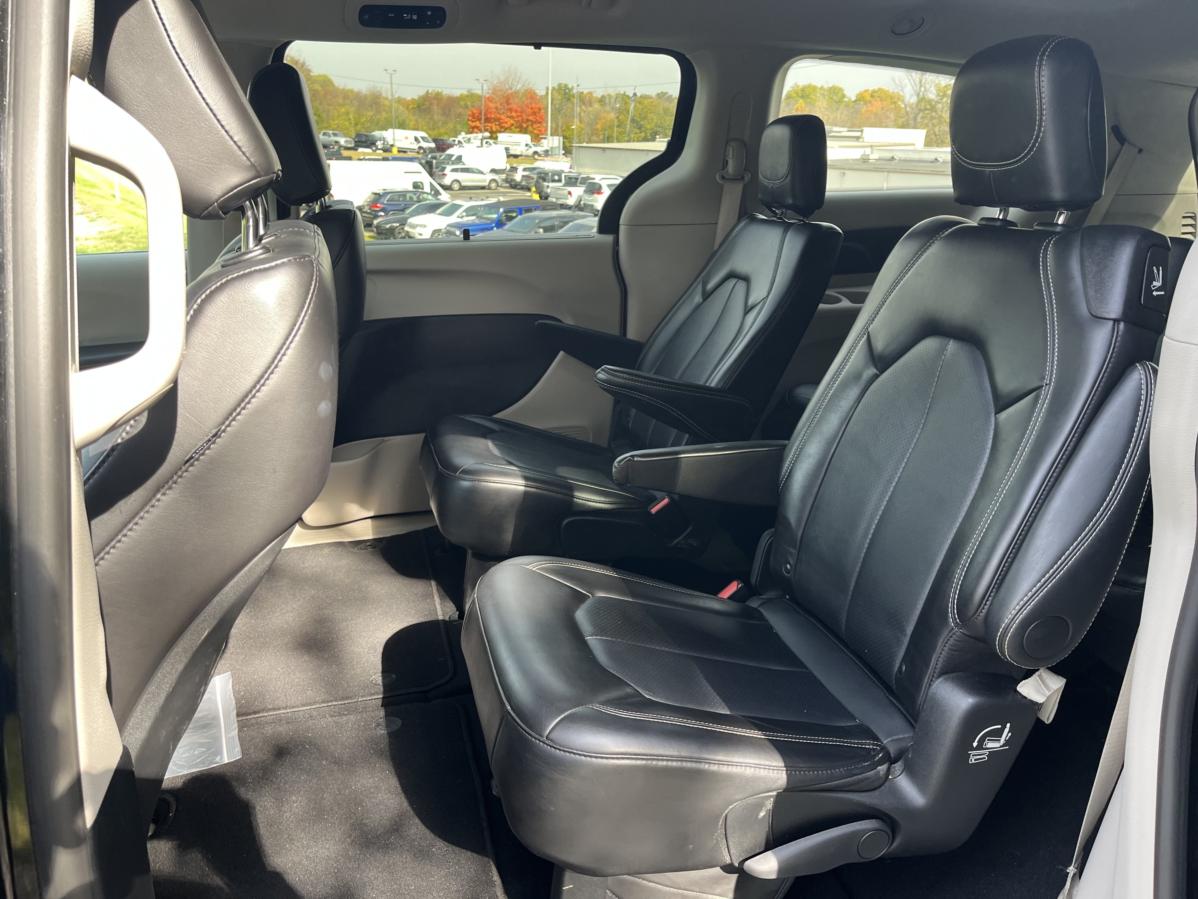 Used 2024 Chrysler Pacifica Touring-L FWD image 11