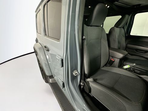 Used 2025 Jeep Wrangler Sahara image 28