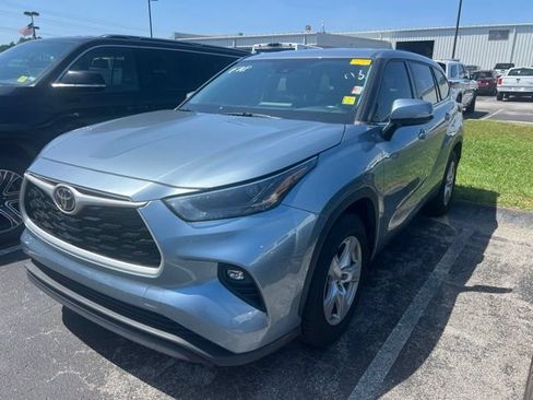 Used 2022 Toyota Highlander LE FWD image 2