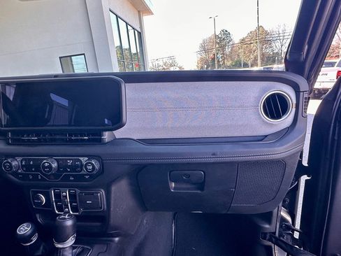 Used 2025 Jeep Wrangler Sahara image 19