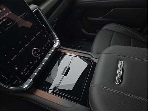 Used 2025 GMC Yukon XL Denali w/ Denali Reserve Package image 20