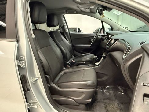 Used 2020 Chevrolet Trax LT w/ LT Convenience Package image 25