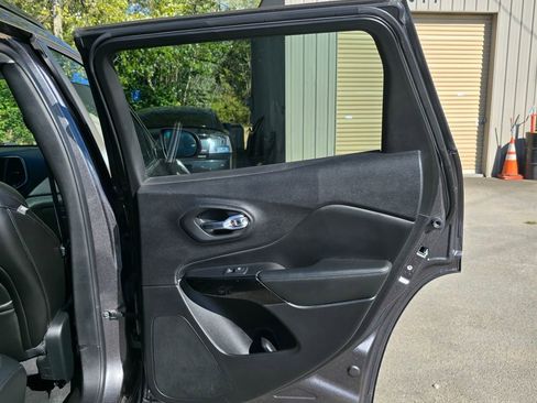 Used 2019 Jeep Cherokee Latitude Plus image 28