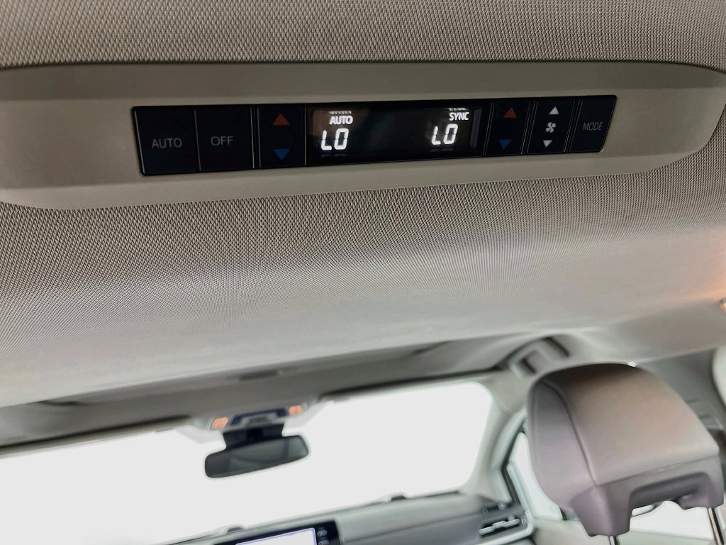 Used 2023 Toyota Sienna XLE AWD/4WD image 31