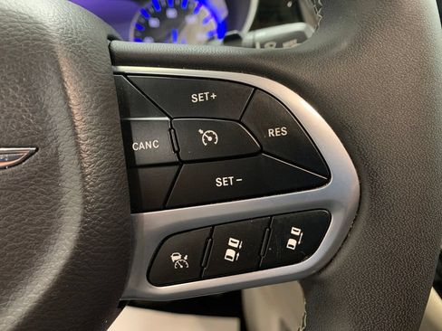 Used 2023 Chrysler Pacifica Limited FWD image 26