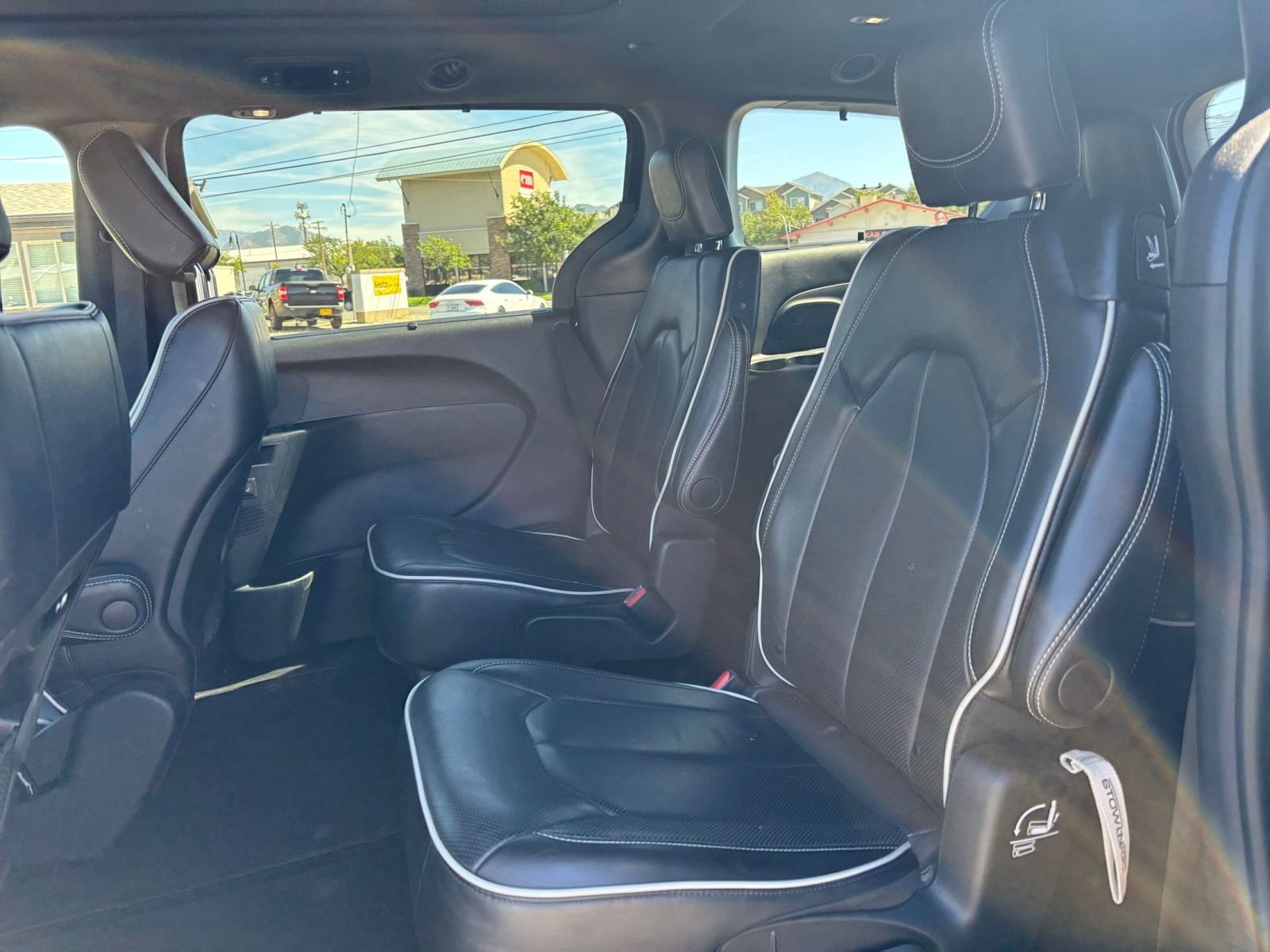 Used 2025 Chrysler Pacifica Limited FWD image 28