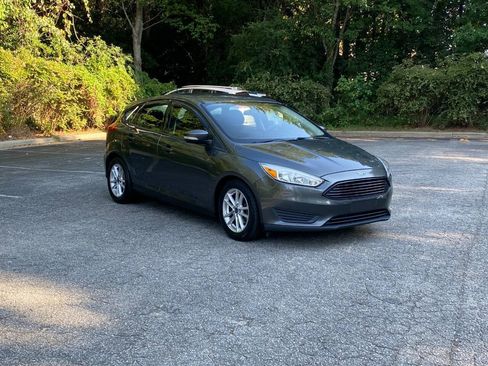 Used 2017 Ford Focus SE FWD image 3