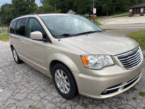 Used 2013 Chrysler Town & Country Touring FWD image 1