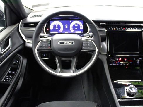 Used 2025 Jeep Grand Cherokee Altitude image 13