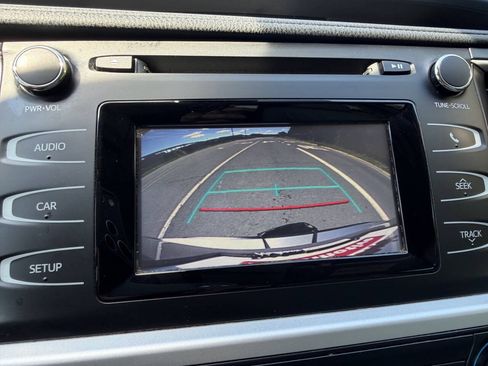 Used 2018 Toyota Highlander LE FWD image 18