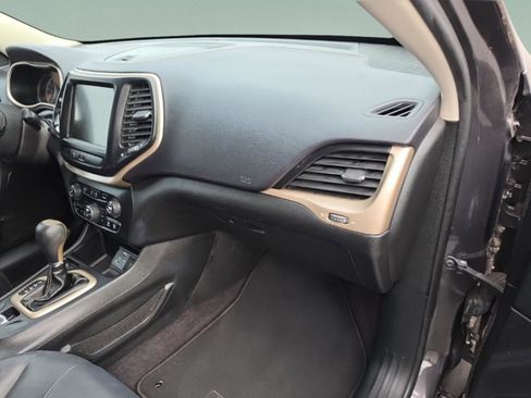 Used 2018 Jeep Cherokee Limited image 32