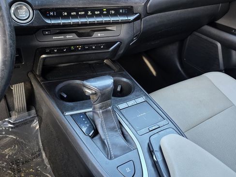 Used 2019 Lexus UX 200 image 21