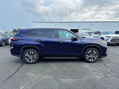 Used 2025 Toyota Highlander XLE AWD/4WD image 6