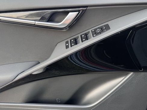 New 2025 Kia Niro EX image 16