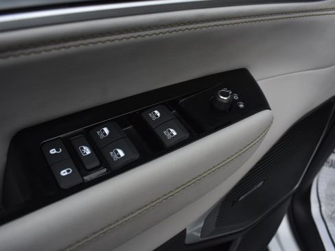 Used 2024 Jeep Wagoneer L Series II w/ Flexible Seating Group RWD image 12