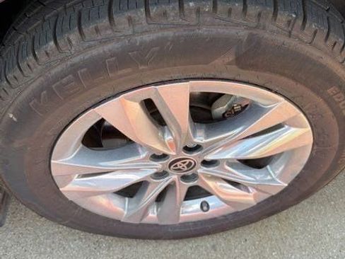 Used 2022 Toyota Sienna Limited FWD image 5