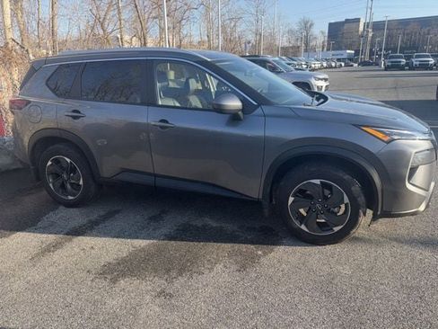 Used 2024 Nissan Rogue SV w/ SV Premium Package image 7