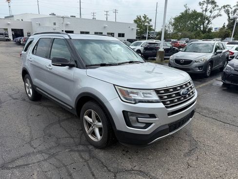 Used 2017 Ford Explorer XLT w/ Equipment Group 202A AWD/4WD image 4