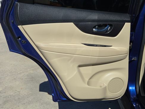 Used 2019 Nissan Rogue SV w/ Premium Package image 14