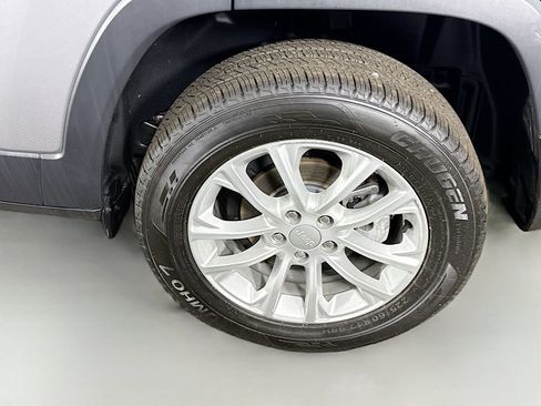 Used 2021 Jeep Cherokee Latitude FWD image 32