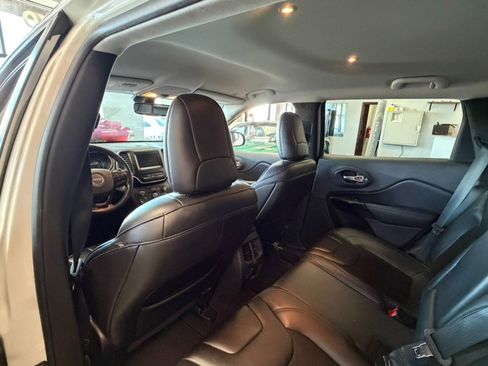 Used 2019 Jeep Cherokee Latitude Plus FWD image 24
