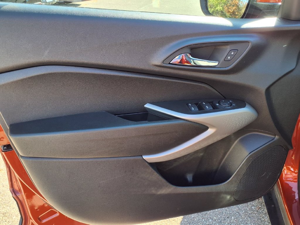 Used 2024 Chevrolet Trax LS w/ LS Convenience Package FWD image 17