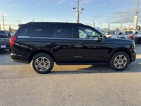 New 2025 Ford Expedition Active image 4